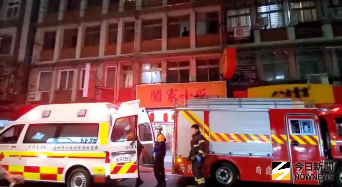 ▲士林華齡街小吃店20日疑換瓦斯外洩氣爆，4人燒燙傷送醫、消防封鎖現場，拉起封鎖線。（圖／翻攝畫面）
