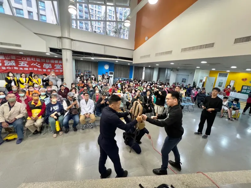 ▲ 高雄市議員林智鴻鑑於19日北捷恐攻事件震撼全國，特別邀請五甲派出所加入「於捷運或其他場合遇隨機攻擊，民眾如何自保」議題，除口頭宣導外，更輔以「背包、雨傘、外套」等日常可使用之器具進行動作示範，教導正確危機處理機制。（圖／市議員林智鴻提供）