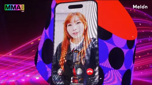 ▲ZICO突然連線ikura，沒想到她下一秒現身台上。（圖／멜론 Melon YouTube）