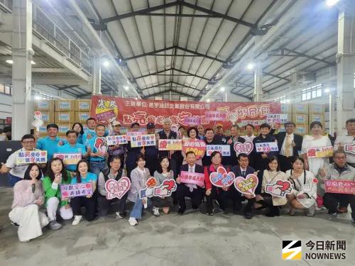 ▲「點亮愛心 寰宇共善」公益捐助活動，今天在120名志工協助物資整理與發放下，為600戶弱勢家庭注入暖流。（圖／記者金武鳳攝，2025.12.20)