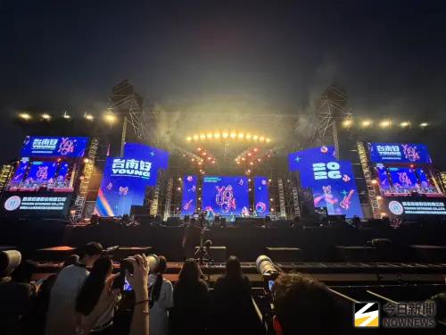 ▲2026台南好young搖滾耶誕演唱會今晚照樣舉行，但現場卻難掩沉重氣氛。（圖／記者張一笙攝）