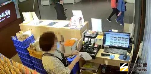 ▲19日北車地下街遭丟煙霧彈引發混亂，監視器拍下民眾尖叫逃竄畫面；距離僅30公尺的牛軋餅櫃位女店員冷靜回報、拿出收銀機現金並拔電源，隨時準備撤離。（圖／阿仁牛軋餅提供）