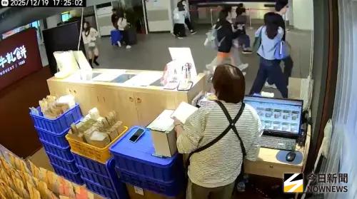 北車B1店家監視器！隨機攻擊瞬間全錄　驚悚尖叫、民眾避難畫面曝

