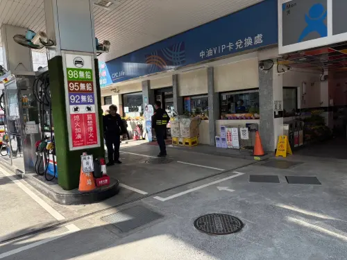 ▲北捷案後全台緊繃！男持雙刀闖加油站作勢砍人喊：維護世界和平。（圖／三峽分局提供）