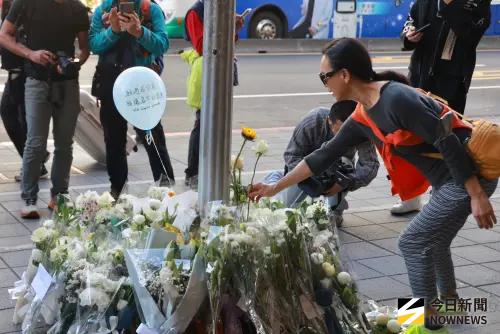 ▲中山捷運站隨機攻擊後，誠品南西店停業一天，民眾湧入獻花、卡片悼念罹難者，盼社會早日平復傷痛。（圖／攝影中心）