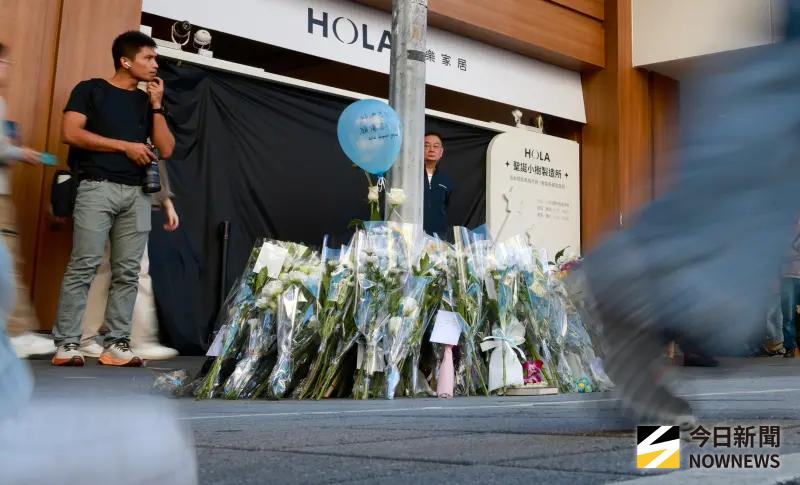 ▲中山捷運站隨機攻擊後，誠品南西店停業一天，民眾湧入獻花、卡片悼念罹難者，盼社會早日平復傷痛。（圖／攝影中心）