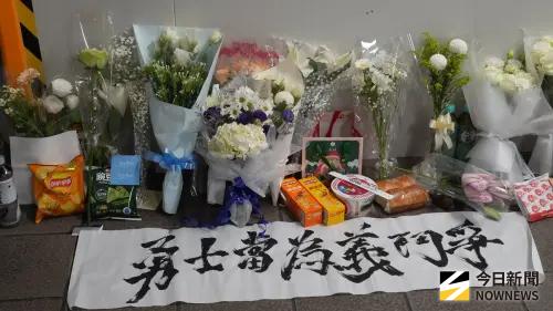 ▲台北車站M7出入口湧入，人潮民眾送上鮮花卡片，悼念挺身而出卻遇害的余男，為他致敬。（圖／記者呂烱昌攝）