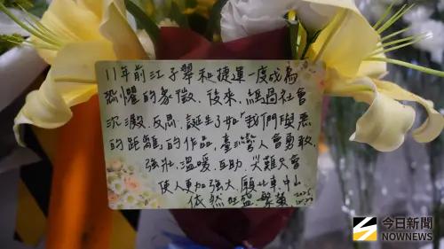 ▲台北車站M7出入口湧入，人潮民眾送上鮮花卡片，悼念挺身而出卻遇害的余男，為他致敬。（圖／記者呂烱昌攝）