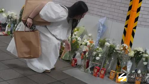 ▲台北車站M7出入口湧入，人潮民眾送上鮮花卡片，悼念挺身而出卻遇害的余男，為他致敬。（圖／記者呂烱昌攝）