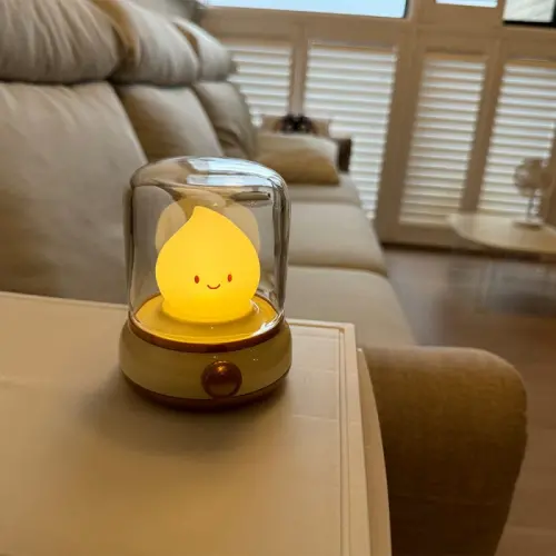 ▲台隆手創館「煤油小燭火音效拍轉燈」，為冬日添抹溫暖。（圖／台隆手創館提供）