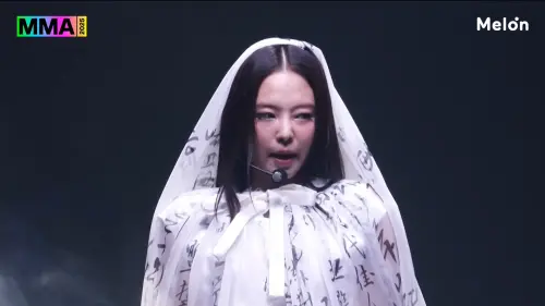 Jennie頂觀世音菩薩白紗登MMA！得年度大獎喊：我好想BLACKPINK
