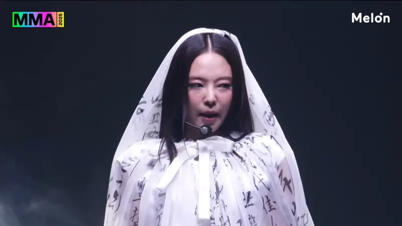 BLACKPINK JENNIE觀世音造型登MMA！披白紗寫滿中文字　觀眾笑翻