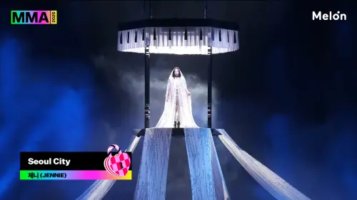 ▲JENNIE舞台造景與造型，激似仙女下凡。（圖／YouTube@멜론 Melon）