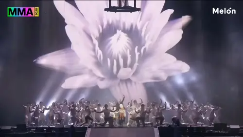 ▲JENNIE舞台造景與造型，激似仙女下凡。（圖／YouTube@멜론 Melon）