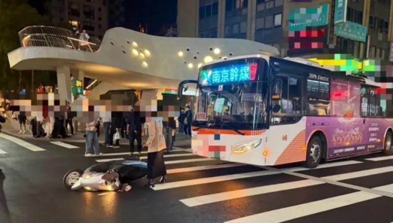 ▲中山站、誠品南西店19日才發生隨機攻擊事件，20晚又有車禍，一輛公車撞上機車，造成一名乘客受傷送醫。（圖／翻攝畫面）