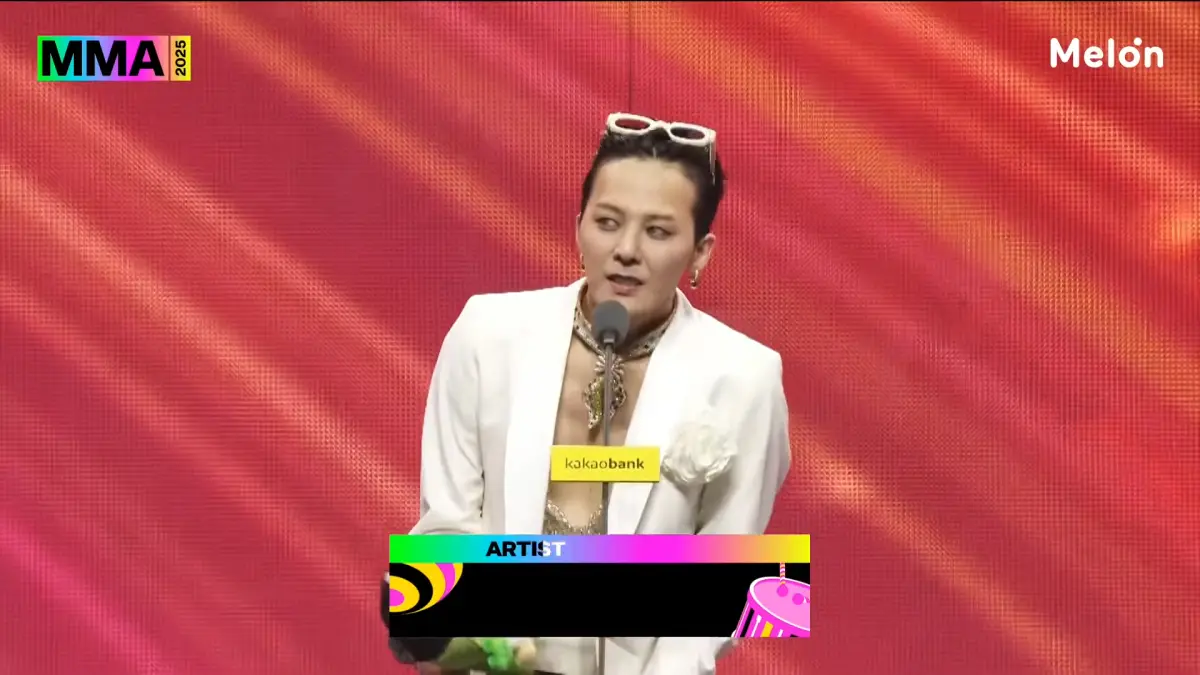 ▲BIGBANG隊長G-DRAGON（GD）久違登上MMA，就一口氣拿走「年度專輯」、「年度藝人」、「年度歌曲」3項大獎，實力驚人。（圖／YouTube@멜론 Melon）