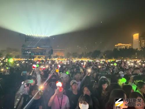 ▲台下5000名觀眾點亮手機燈海，象徵朝光亮前進。（圖／記者張一笙攝）