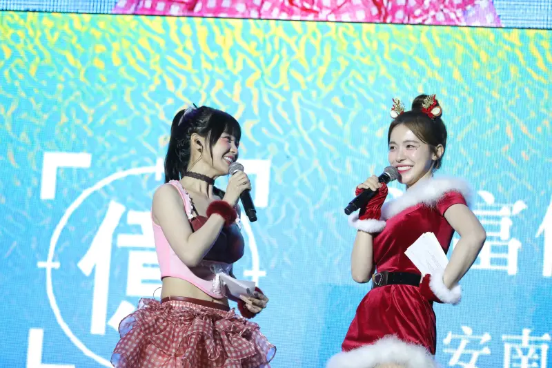 ▲ 演唱會正式開始，雙主持籃籃與李多慧在聖誕舞曲中現身，以一小段開場舞為節目揭開序幕。（圖／南市府提供）