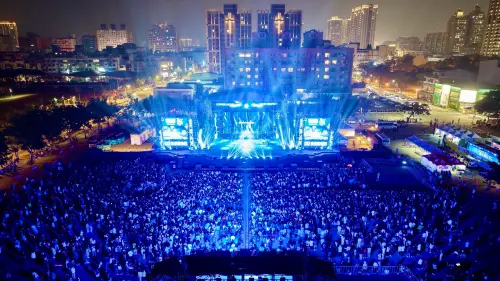 ▲ 2026台南好young」耶誕搖滾演唱會今（20）日傍晚於永華市政中心西側廣場登場，集結搖滾、流行、嘻哈等多元音樂風格，吸引大批市民朋友到場同樂。(圖／南市府提供）