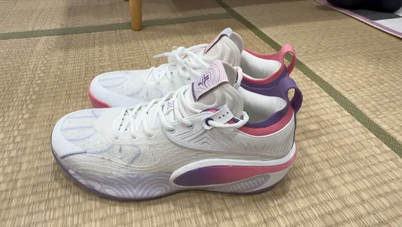 ▲「鞋槓人生」最新一集，主持人大隻、18開箱最近話題性滿滿、備受好評的特步林書豪6代，其中提到這雙鞋的配色三分心藏有暖心故事，其實來自於林書豪對社會公益無私奉獻的決心。（圖／NOWnews）