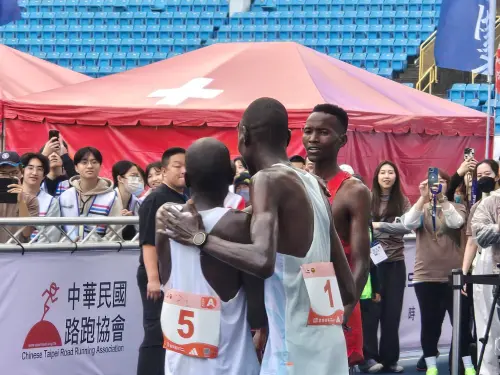 ▲2025台北馬拉松將於12月21日上午 06:30 自台北市民廣場起跑，最終成績女子組前兩名選手確定打破大會紀錄的2小時25分55秒。至於男子組則是以些微差距未能打破2小時09分18秒紀錄，具體成績仍待大會公布。圖為難子組前三名選手。（圖／記者黃建霖攝）