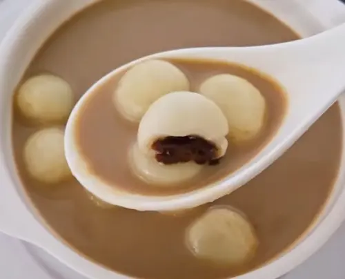 ▲「阿華田包餡小湯圓」吃法眾多，不少人建議煮滾後可與熱奶茶、巧克力牛奶等一起搭配，且湯圓本身就會爆漿，口感更為濃郁。（圖／喜美超市臉書civil-mart.com.tw）