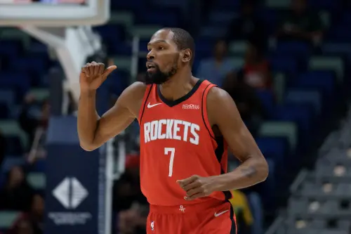 ▲休士頓火箭球星杜蘭特（Kevin Durant）本場手感火燙攻下31分，率隊擊敗金塊。新秀謝潑德（Reed Sheppard）則在關鍵時刻挺身而出，成為球隊斬斷對手連勝的功臣。（圖／美聯社／達志影像）