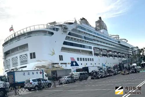 ▲麗星夢郵輪公司首創探索星號郵輪直航菲律賓新航程，泊靠高雄港旅運中心碼頭的情形。(資料照／記者黃守作攝)