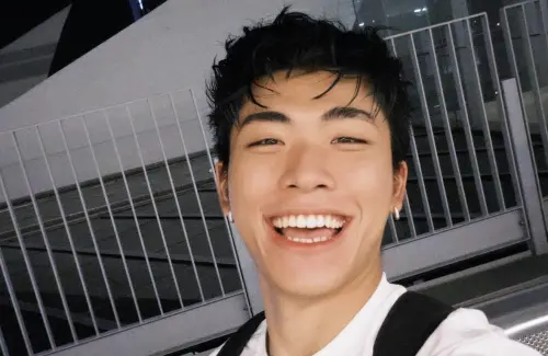 王ADEN校園開唱遇學生上台跳舞！蹲地擺臭臉遭酸爆：氣度決定高度
