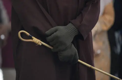 從罰款到鞭刑！新加坡反詐升級開鍘詐騙犯　最高可鞭24下震撼全球
