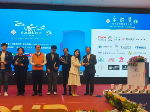 ▲修平科大擔任第24屆金爵獎國際餐飲暨旅遊大賽協辦單位之一，由林宗良副校長代表學校受贈主辦單位致贈之感謝獎座。（圖／修平科大提供）