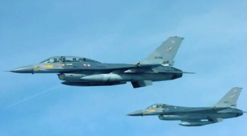    ▲泰國空軍出動F-16戰機，對接近泰柬邊境的賭場設施發動空襲，現場一度傳出多起爆炸聲響。（圖／翻攝自The Thaiger）  