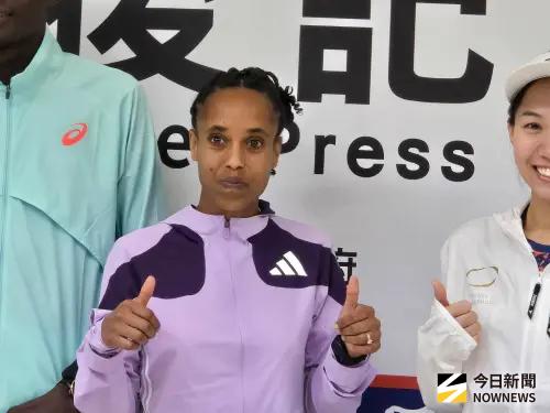 ▲加迪斯不僅摘下女子組冠軍，更成功打破原本2小時25分55秒的大會紀錄，成績名列歷屆之最。（圖／記者黃建霖攝）