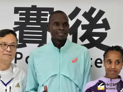 ▲男子組方面，瓊巴以穩定節奏繳出2小時09分31秒奪冠，收下9萬美元（約新台幣283萬元）獎金。（圖／記者黃建霖攝）
