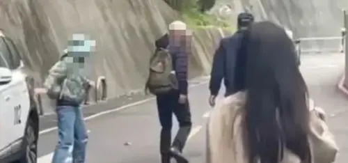 ▲張文的遺體20日於台北市懷愛館相驗，父母提早到場全程神情凝重未發一語，約2小時後搭車離去。（圖／翻攝畫面）