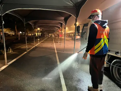 ▲ 主辦單位與清潔隊、業者合作，加強飲食攤販區的環境清潔，約在凌晨1點半，完成攤販區周邊道路、市容的清潔與環境復原。（圖／南市府提供）