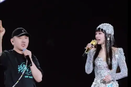 ▲張韶涵造型師姜成皓（左）上台替老闆說話。（圖／翻攝自微博）