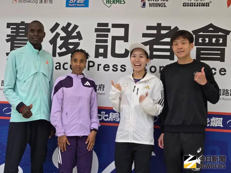 ▲2025台北馬拉松將最終成績女子組加迪斯（Mulu Demissie Gadise，圖左二）破紀錄奪冠，至於男子組瓊巴（Bethwel Chumba，圖左一）則是摘金，具體成績仍待大會公布。國內則分別由施育佐與張芷瑄（圖右一和右二）拿下男、女子組冠軍。（圖／記者黃建霖攝）