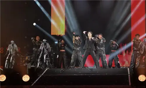 王力宏和6台AI機器人共舞！後空翻＋穩穩落地　馬斯克大讚不得了
