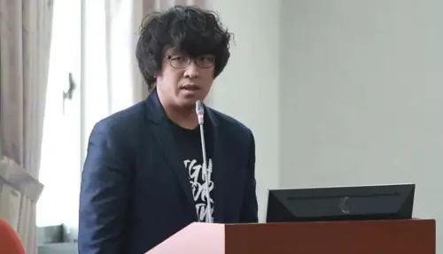 Legislator Puma Shen delivers a talk. (TCN)