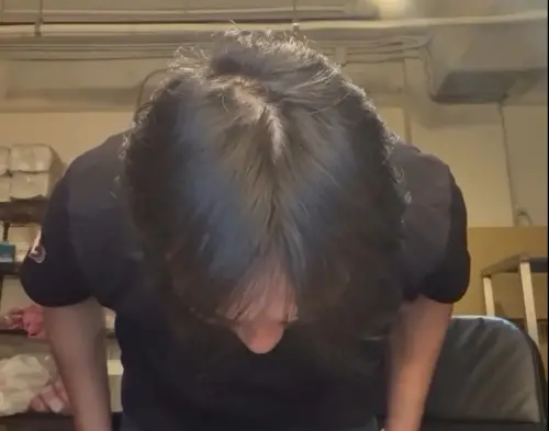 ▲負責人在影片中鞠躬道歉，對社會大眾、受害者與家屬致上最高的歉意。（圖／黃媽媽私房雞肉臉書）