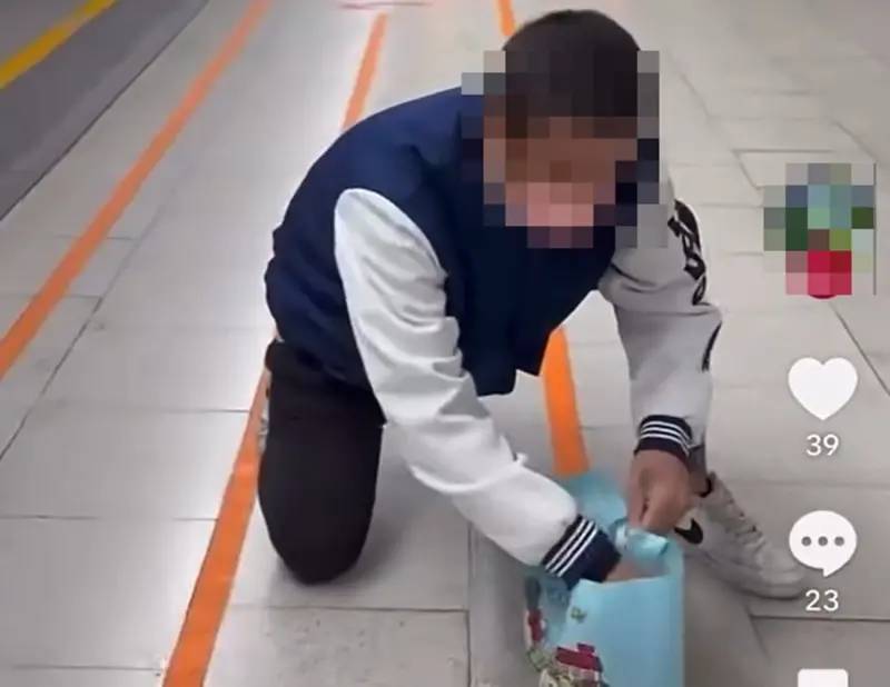 黃媽媽私房雞肉員工模仿張文！拍片學丟煙霧彈遭炎上　老闆道歉了