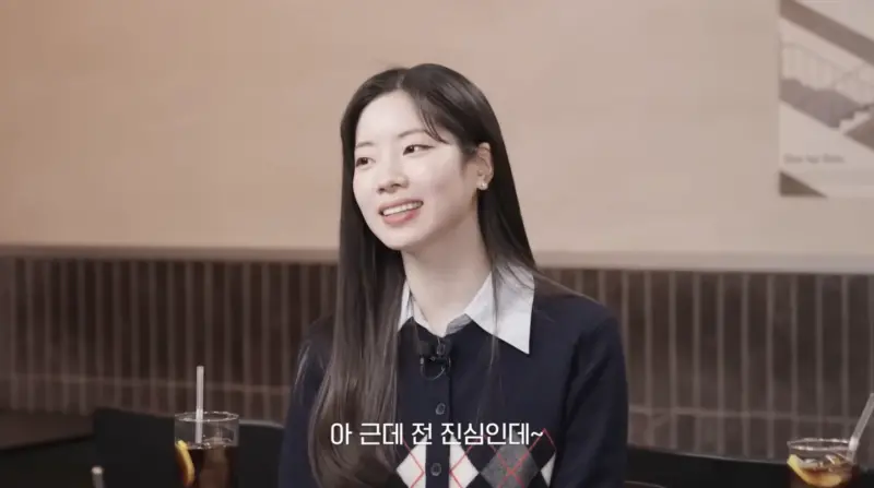 ▲近期轉型演員的TWICE多賢（如圖）登上了惠利的YouTube節目，兩人聊到拍吻戲心情、是否有曖昧對象話題，沒想到多賢的回答太官方，被吐槽像是ChatGPT。（圖／翻攝自惠利YT）