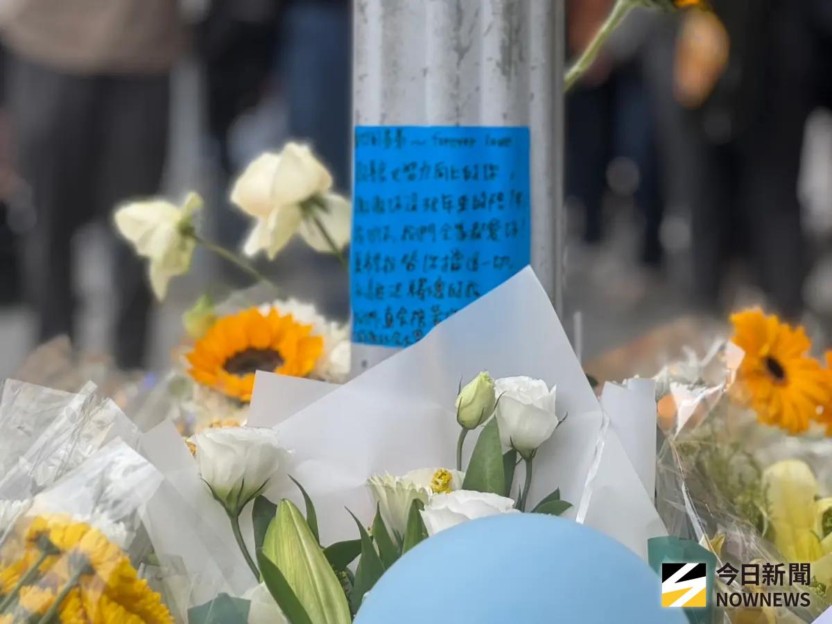 ▲ 北車、中山隨機攻擊事件後，民眾赴台北車站、中山站獻花悼念，在中山站這裡出現一張藍色卡片，為死者家屬寫給弟弟，還感謝社會大的關心。（圖／民眾提供）