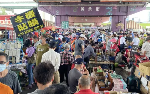 ▲重新橋觀光市集歷史悠久，每天早上成為三重最繁忙的市集。（圖／新北大都會公園官網）