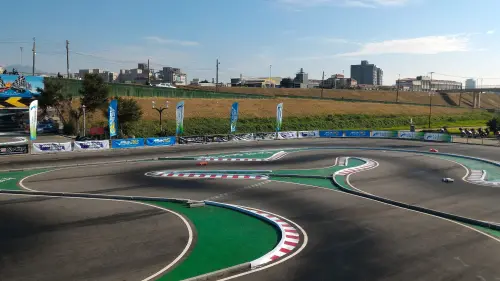 ▲位於三重、蘆洲交界的「都會運動區」的遙控賽車場，讓家長帶著孩子拿出家中最強遙控車盡情奔馳。（圖／新北大都會公園官網）