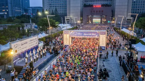 ▲全臺唯一市區路線金標賽事的「2025臺北馬拉松」，今（21）日清晨於臺北市政府前廣場盛大開跑。（圖／台北市體育局提供）