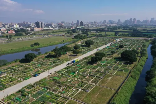 ▲都會運動區的樂活農場，提供民眾租借小型田地種植蔬菜。（圖／新北大都會公園官網）