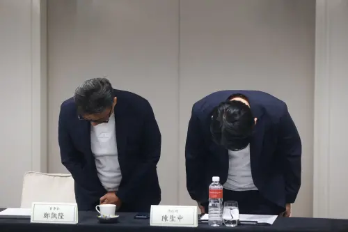 ▲左起：聯發國際董事長鄭凱隆、總經理陳聖中親上火線，鞠躬道歉。（圖／記者葉政勳攝）