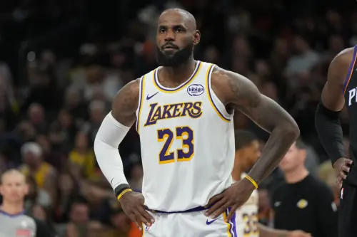 ▲今（21）日快艇和洛杉磯湖人比賽，湖人球星「詹皇」詹姆斯（LeBron James）賽後被問及好兄弟保羅的事，顯得格外冷淡，直言自己不方便發表意見。（圖／美聯社／達志影像）